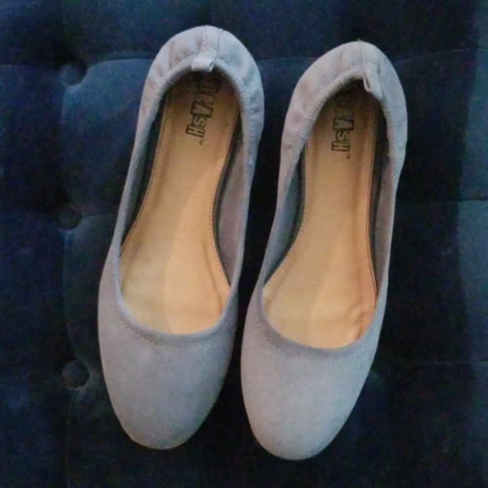 Flats style, low heeled dress shoes